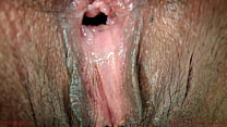Телки размазывают сперму мужиков по сексуальным губам по окончании жаркого порно