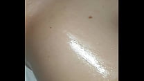 Факер онанирует половую щелочку азиатской шлюхи в купальнике возле бассейна